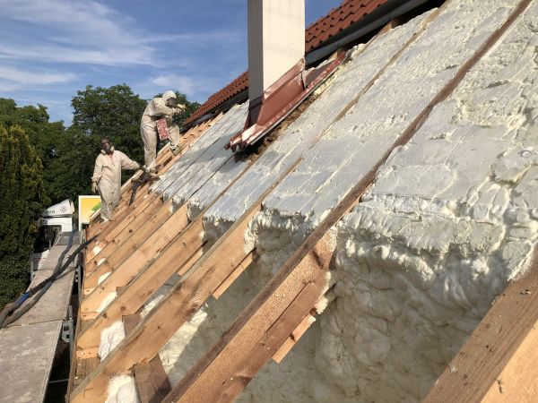 Zateplení střechy shora izolací Icynene