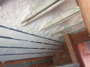 Téměř nulová nasákavost izolace Icynene je díky difuzně otevřenému materiálu skvělá volba izolantu