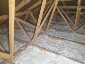 Zateplení stropu bungalovu izolace Icynene v Plzni