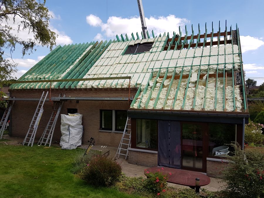 Zateplení střecha shora izolace ICYNENE