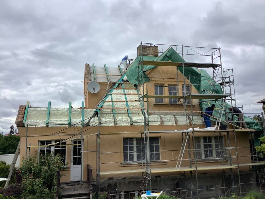 Zateplení izolace ICYNENE střecha shora Praha