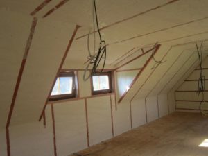 Aplikace izolace Icynene do dřevěného roštu