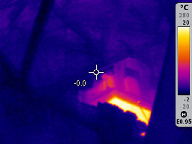 Pohled na vchod do podkroví přes strop. Všechny součásti podkroví jsou studené a mají podobnou teplotu, což znamená, že nedochází k tepelným ztrátám, s výjimkou otevřeného vchodu do podkroví.