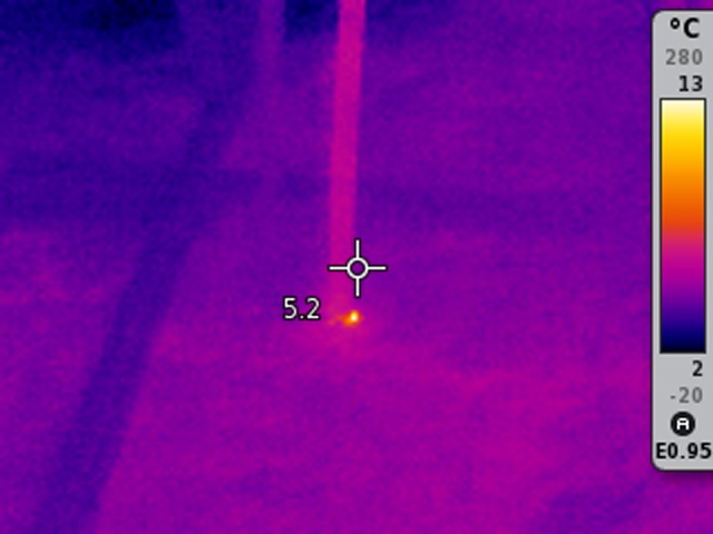 Toto je pila, která byla použita k řezání a vyřezávání vzorků. Je vidět, že jakmile je pěna proražena, začíná docházet k tepelným ztrátám. To je vidět na žlutavé tečce na konci pily.