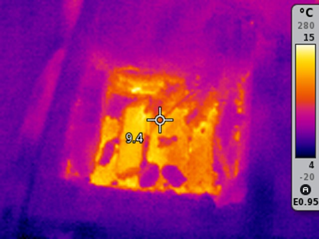 Pohled na podklad parozábrany po odstranění vzorku stříkané pěny. Nyní vidíme tepelné ztráty po odstranění stříkané pěny.